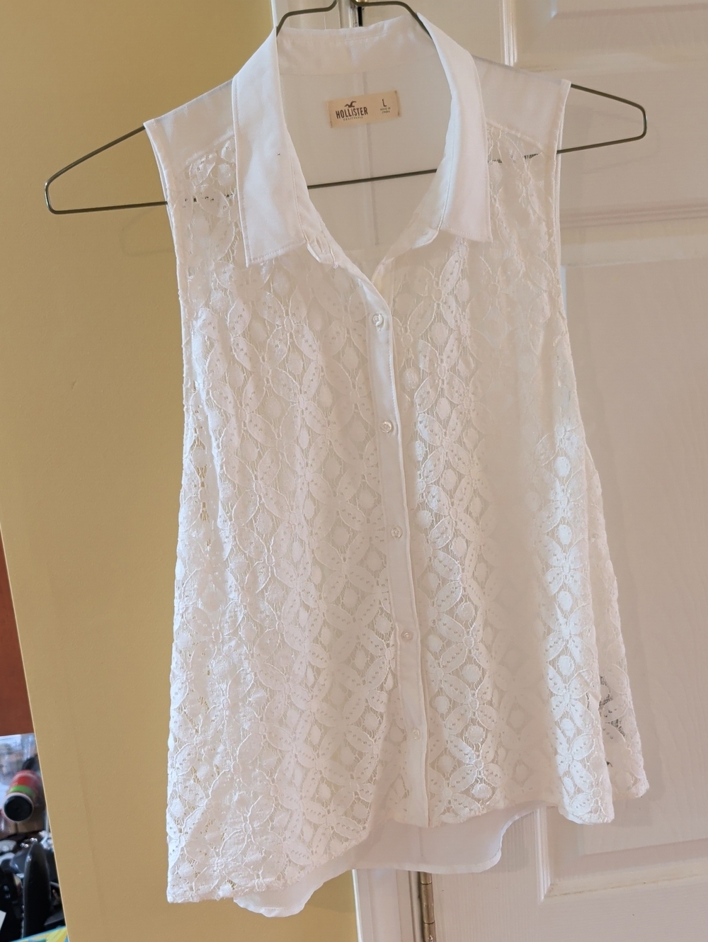 Hollister White Lace Sleeveless Collared Button-Up Top